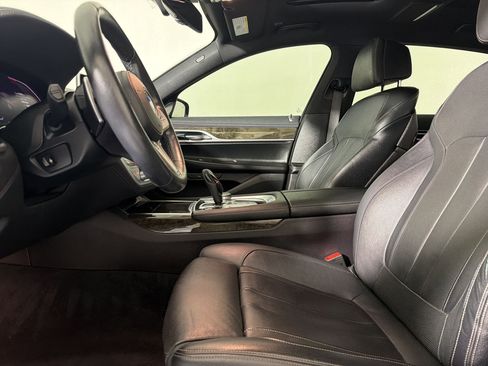 Used 2020 BMW 740i w/ M Sport Package RWD image 5