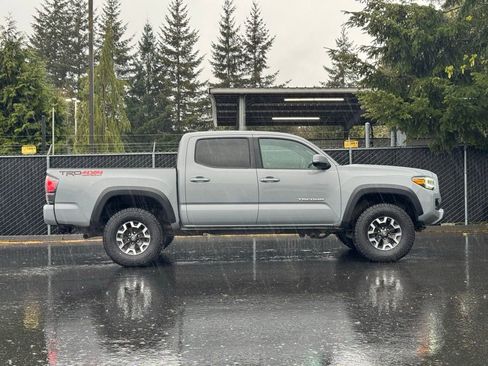 Used 2021 Toyota Tacoma TRD Off-Road w/ Technology Package AWD/4WD image 22