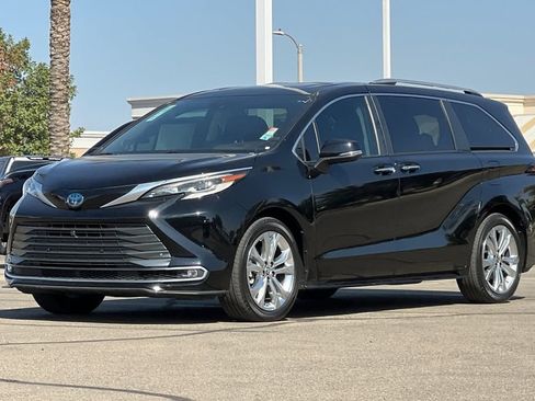 Certified 2023 Toyota Sienna Platinum FWD image 10