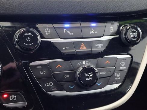 Used 2023 Chrysler Pacifica Touring-L image 21