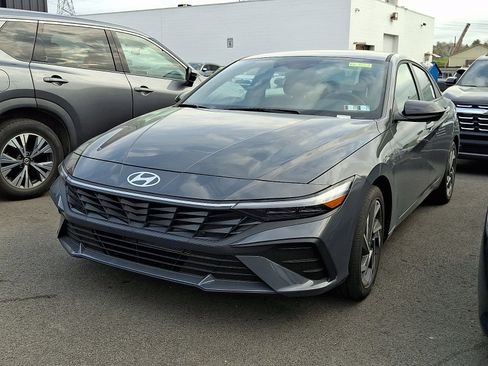 Certified 2025 Hyundai Elantra Sport image 2