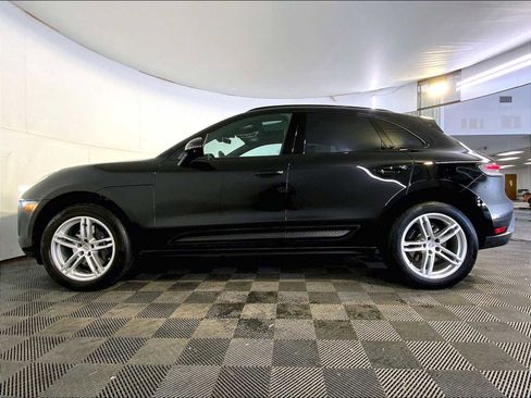 Certified 2023 Porsche Macan image 2