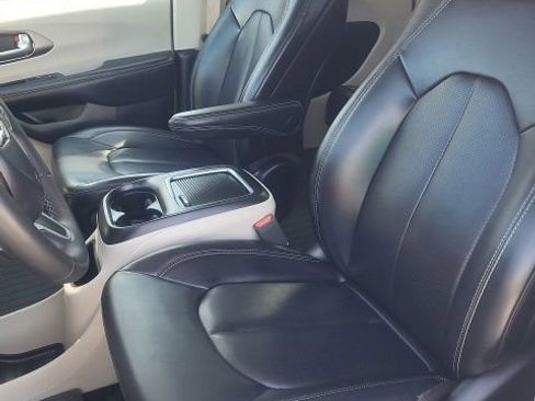 Used 2023 Chrysler Pacifica Touring-L FWD image 16