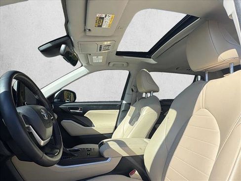 Used 2023 Toyota Highlander XLE image 12