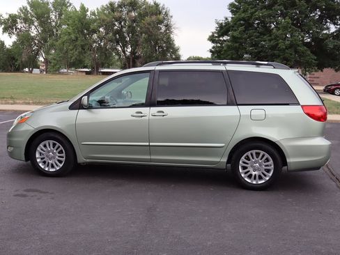 Used 2009 Toyota Sienna XLE FWD image 9