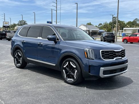 Used 2023 Kia Telluride S AWD/4WD image 2