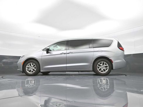 Used 2023 Chrysler Pacifica Touring-L FWD image 40