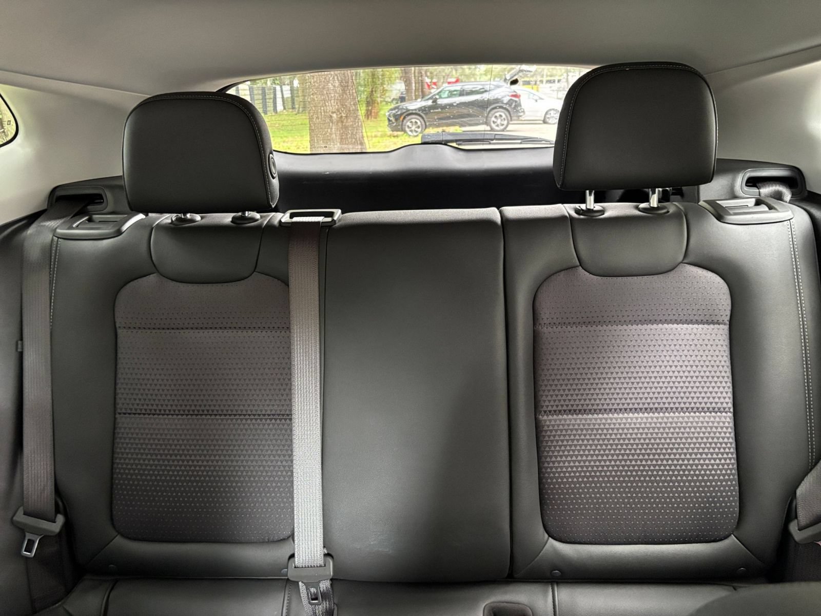 Used 2025 Chevrolet Trax LT FWD image 36