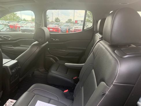 Used 2023 GMC Acadia SLT w/ Technology Package AWD/4WD image 8