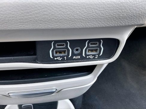 Certified 2023 Chrysler Pacifica Touring-L FWD image 17