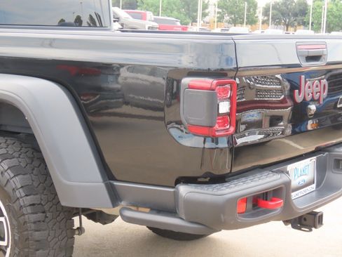 Used 2024 Jeep Gladiator Rubicon w/ Convenience Group AWD/4WD image 15