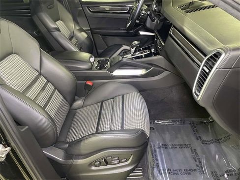 Used 2023 Porsche Cayenne Turbo S image 22