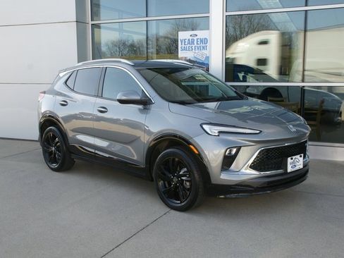 Used 2024 Buick Encore GX Sport Touring image 2
