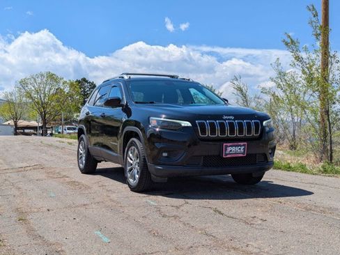 Used 2019 Jeep Cherokee Latitude Plus w/ Cold Weather Group AWD/4WD image 3