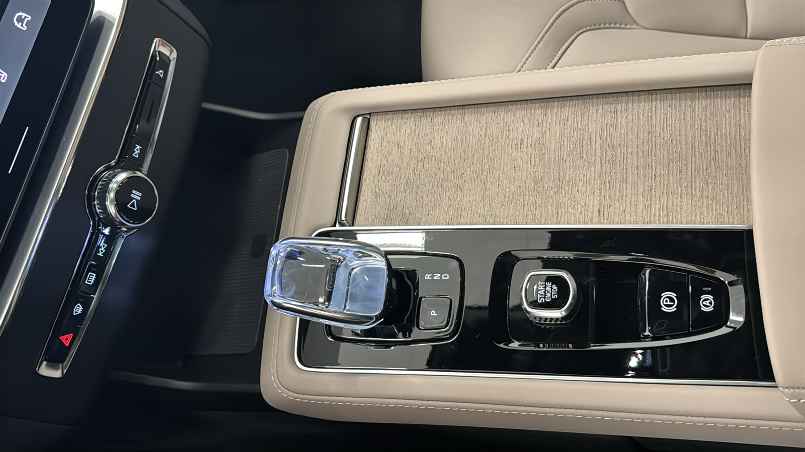 New 2027 Volvo XC90 T8 Plus AWD/4WD image 19