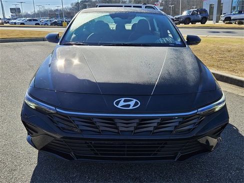 Used 2025 Hyundai Elantra Blue image 2