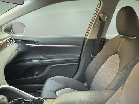 Used 2018 Toyota Camry LE image 11