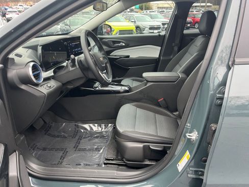 Used 2025 Chevrolet Trax LT w/ LT Convenience Package image 21