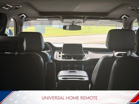 Used 2022 Chevrolet Suburban Z71 w/ Z71 Off-Road Package AWD/4WD image 9