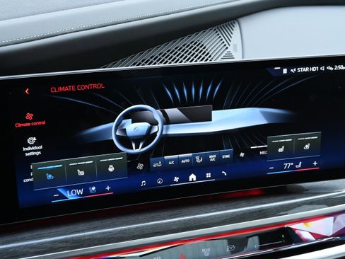 Certified 2024 BMW 760i xDrive w/ Executive Package image 17