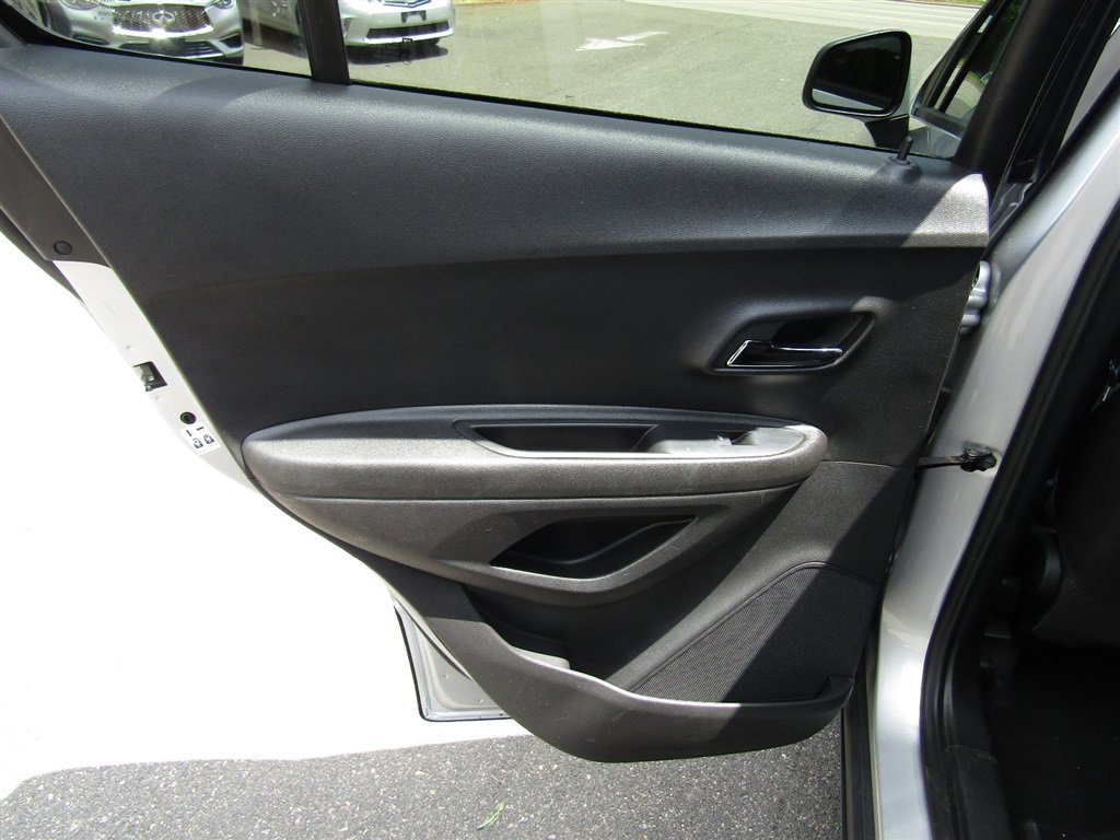 Used 2020 Chevrolet Trax LS w/ Tint and Cruise Package FWD image 17