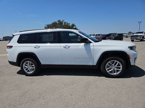 New 2025 Jeep Grand Cherokee L Laredo image 8