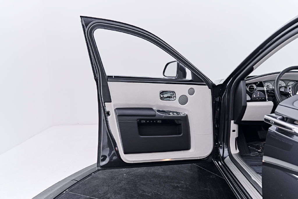 Used 2016 Rolls-Royce Ghost RWD image 38