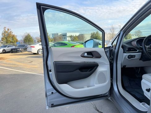 Used 2017 Chrysler Pacifica Touring-L Plus w/ Tire & Wheel Group image 12