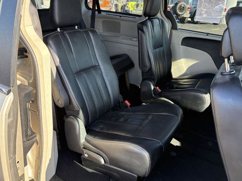 Used 2015 Chrysler Town & Country Touring-L w/ Driver Convenience Group image 13