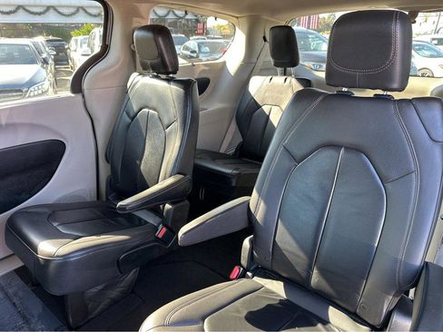 Used 2017 Chrysler Pacifica Touring-L image 9