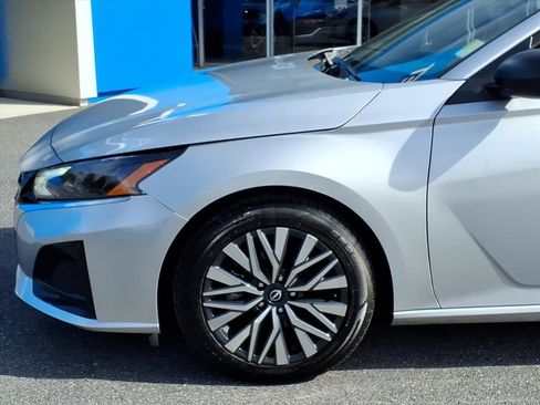 Used 2024 Nissan Altima 2.5 SV image 6