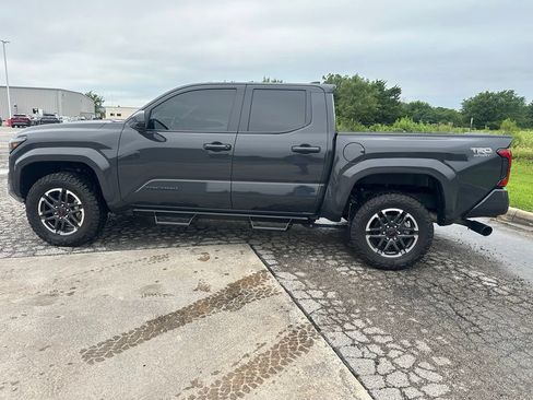 Used 2025 Toyota Tacoma TRD Sport AWD/4WD image 9