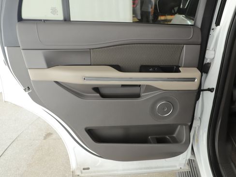 Used 2020 Ford Expedition XLT image 19