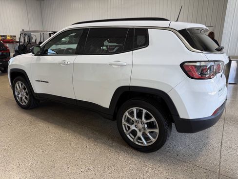 Used 2024 Jeep Compass Latitude AWD/4WD image 36
