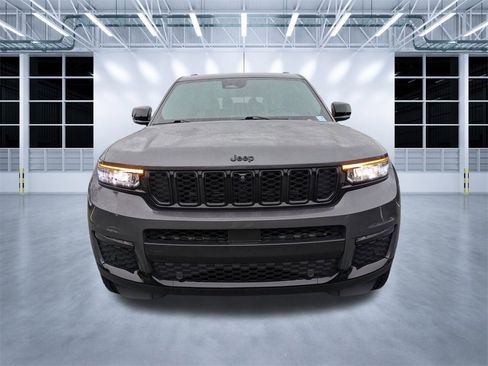 Used 2023 Jeep Grand Cherokee L Limited w/ Luxury Tech Group II image 8