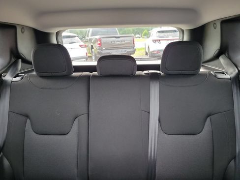 Used 2023 Jeep Renegade Latitude AWD/4WD image 16