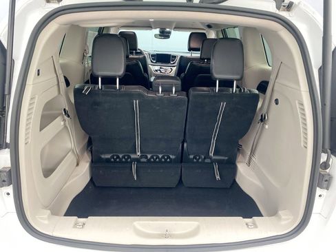 Used 2023 Chrysler Pacifica Touring-L FWD image 25