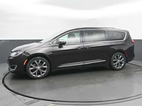 Used 2018 Chrysler Pacifica Limited image 2