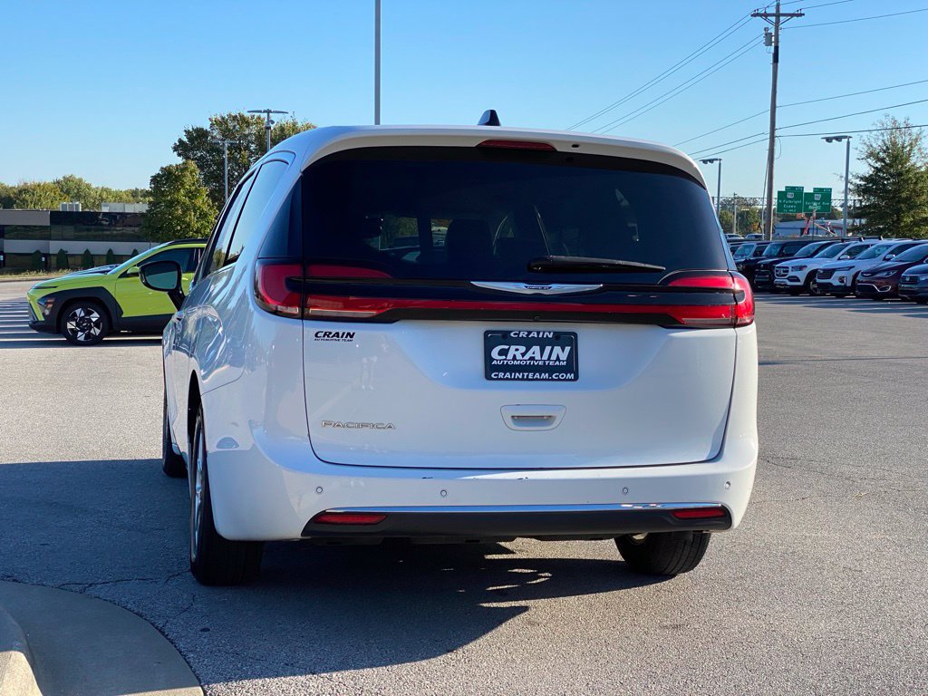Used 2024 Chrysler Pacifica Touring-L FWD image 5