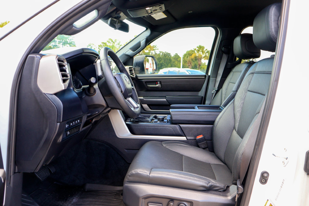 Used 2025 Toyota Tundra SR5 w/ SR5 Premium Package AWD/4WD image 9