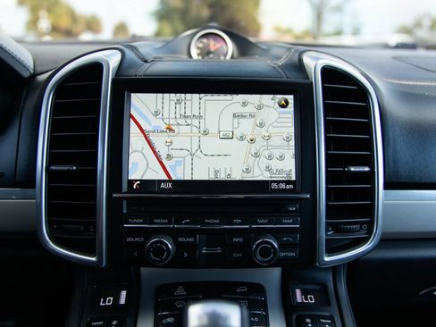 Used 2015 Porsche Cayenne Turbo AWD/4WD image 28