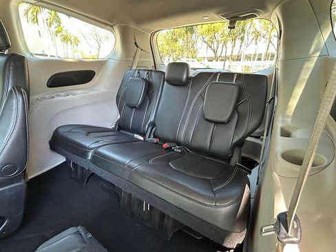 Certified 2023 Chrysler Pacifica Touring-L FWD image 46