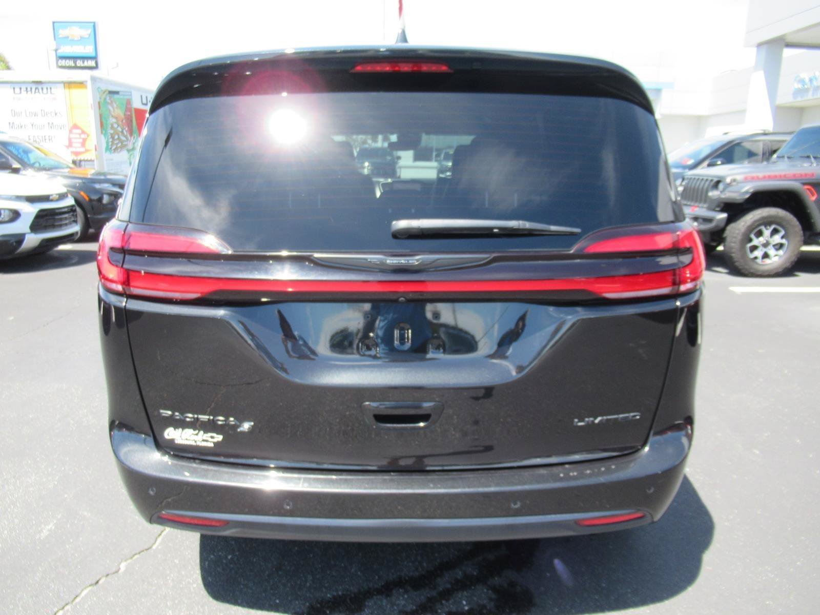 Used 2022 Chrysler Pacifica Limited w/ S Appearance Package FWD image 6