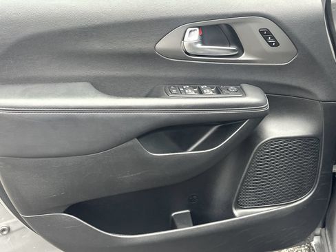Used 2025 Chrysler Pacifica Select FWD image 10