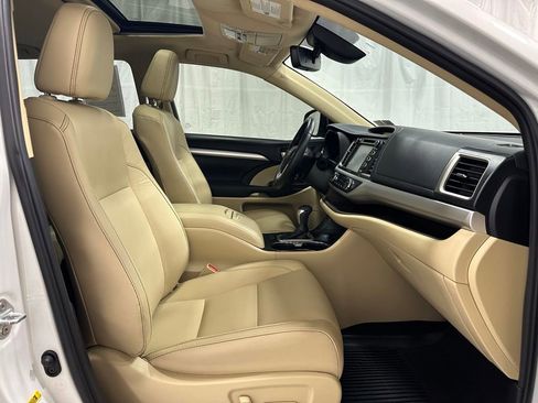 Used 2019 Toyota Highlander XLE AWD/4WD image 60