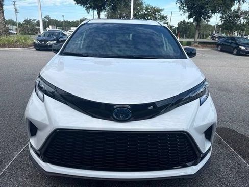 Used 2025 Toyota Sienna XSE FWD image 2