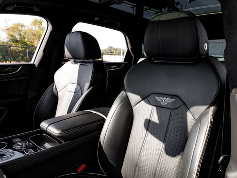 Used 2022 Bentley Bentayga image 39