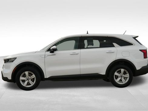 Used 2023 Kia Sorento LX image 4