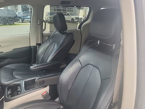 Used 2022 Chrysler Pacifica Touring-L FWD image 8