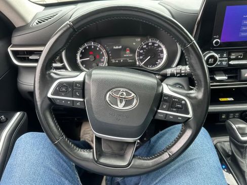 Used 2023 Toyota Highlander XLE AWD/4WD image 38